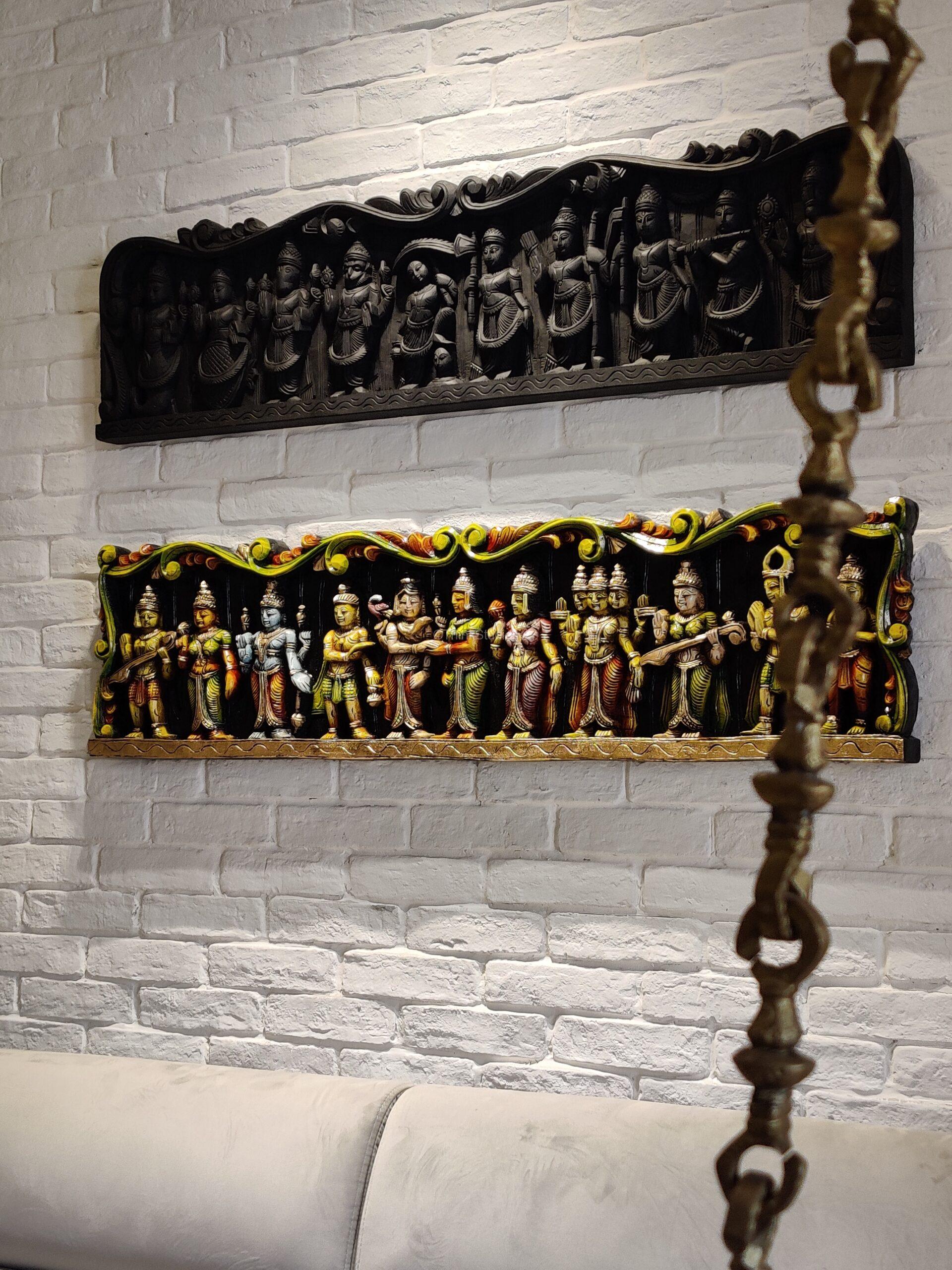 Das Avatar motifs on a white stone cladded wall